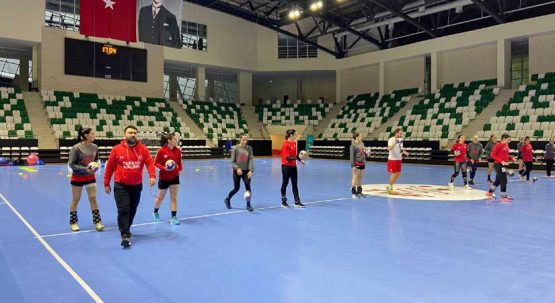Milli hentbolular Sırbistan maçına hazırlanıyor