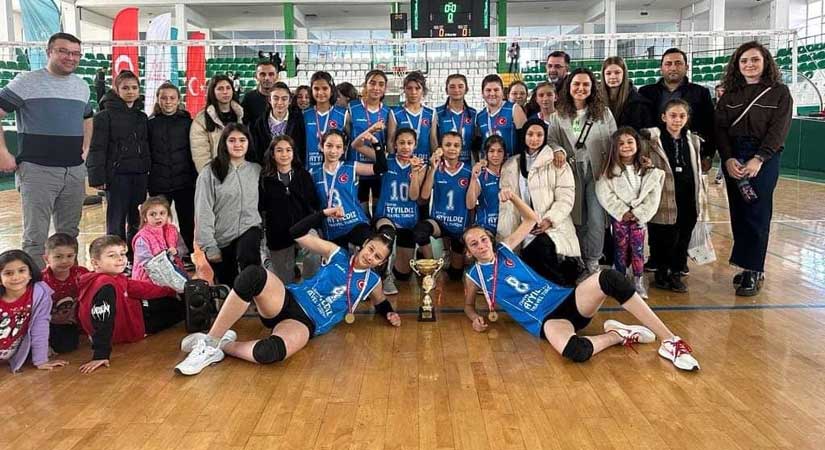 Şehit Cantürk Ortaokulu kızlarda şampiyon