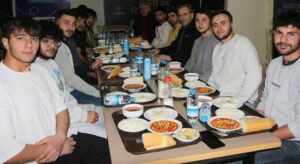 Ergün iftarını öğrencilerle açtı