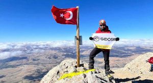 Giresunlu dağcı “Türk Bayrağı” ile zirvede