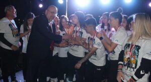 Kadın futbolunda tarihi başarı coşkuyla kutlandı