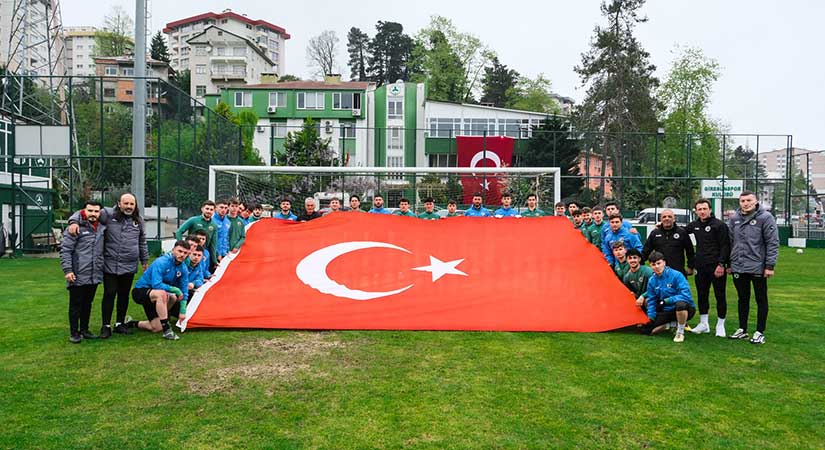Giresunspor’dan Dev Türk Bayrağı ile Coşku Dolu Antrenman