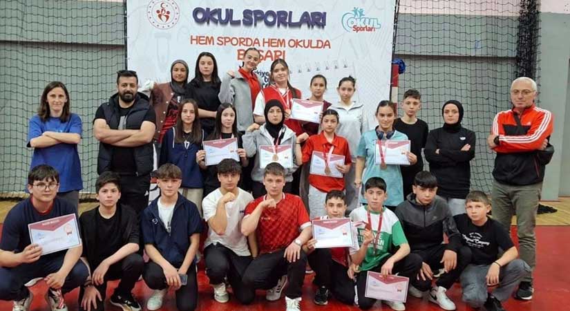 Giresunlu sporcular bilek güreşinde esti gürledi