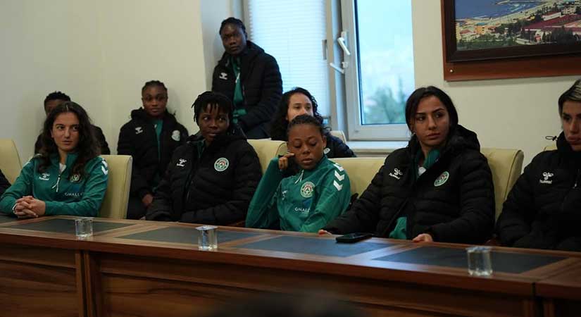 Sanayisporlu kadın futbolcular üniversitelilerle buluştu