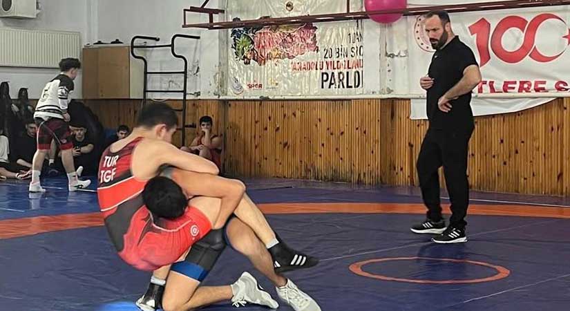 19 Eylül Spor Salonu’nda nefes kesen mücadele