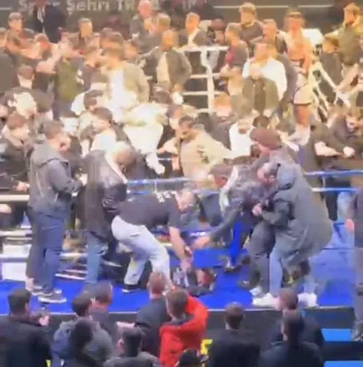 Komşuda seyirciler boksörleri dövdü!