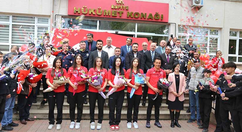 Rafting kızları bronzla döndü, coşkuyla karşılandı